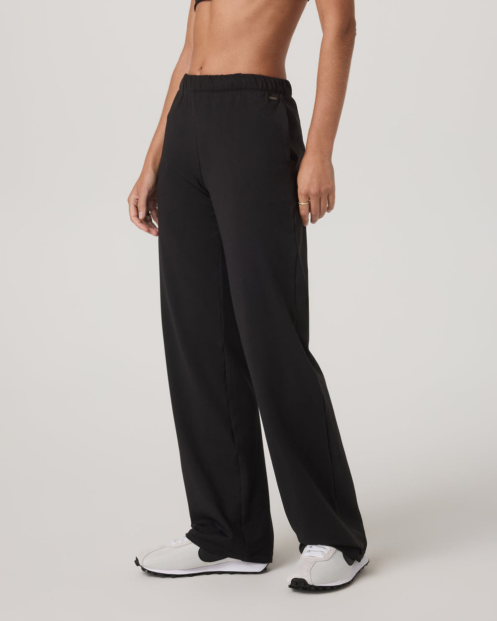 Women's Halo Modern Strght Leg Pant - Short Solid Black | Vuori online