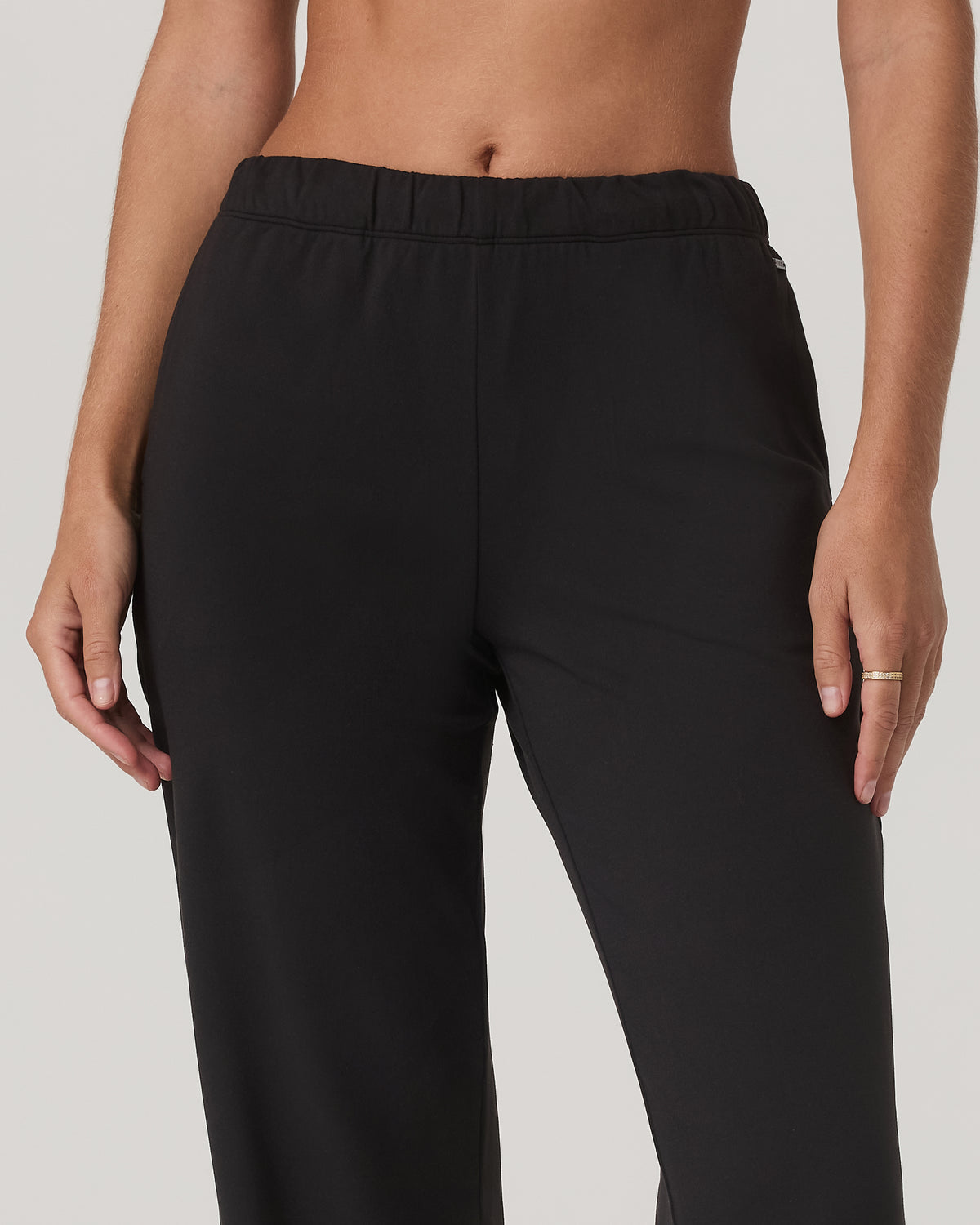 Women's Halo Modern Strght Leg Pant - Short Solid Black | Vuori online