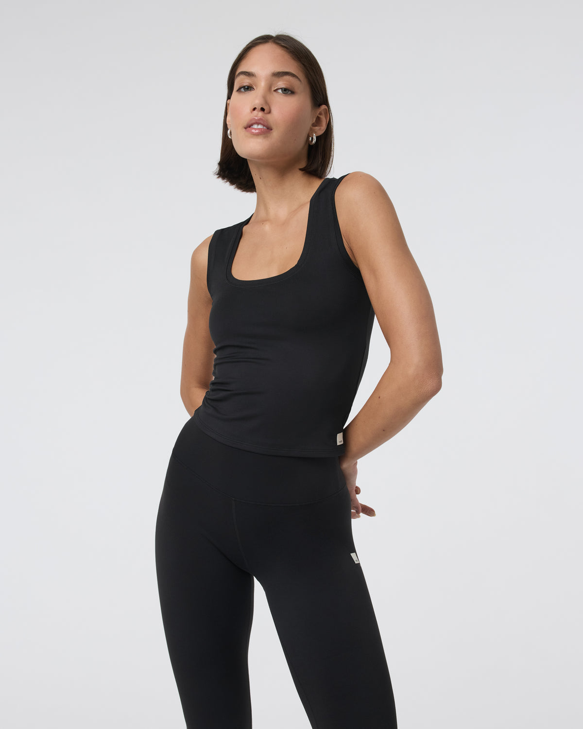 Halo Essential Scoop Tank Solid Black | Vuori online