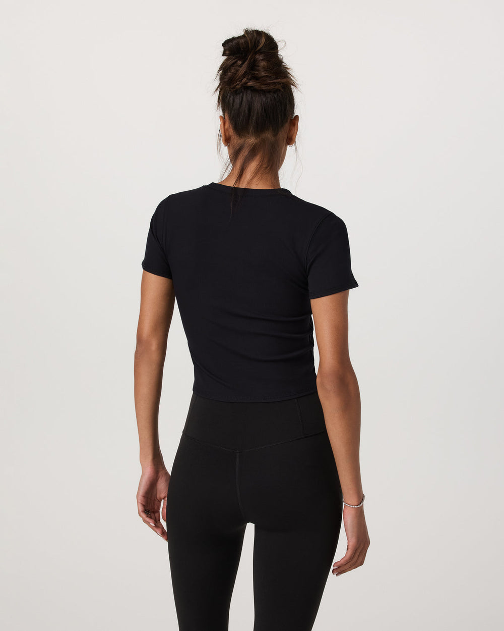 Pose Fitted Tee Women's Black Fitted Shirt | Vuori shop