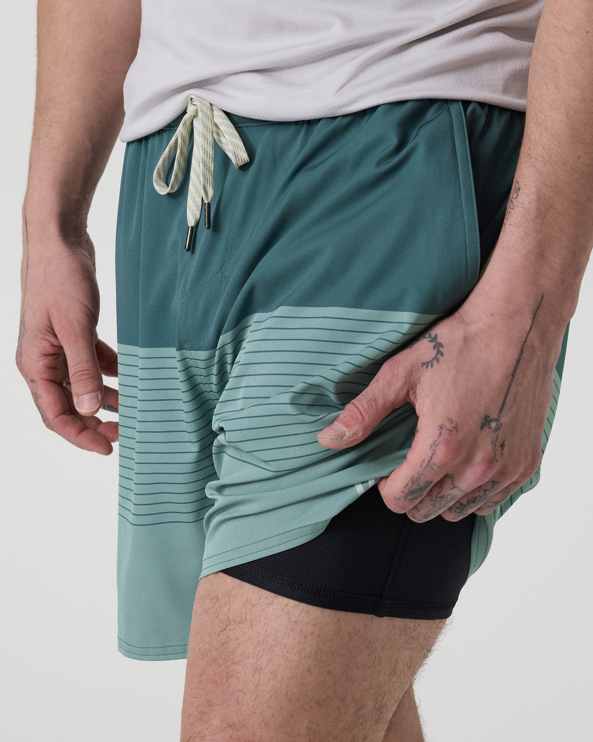 Trail Short 2.0 Light Deep Sea Stripe/Salt | Vuori online