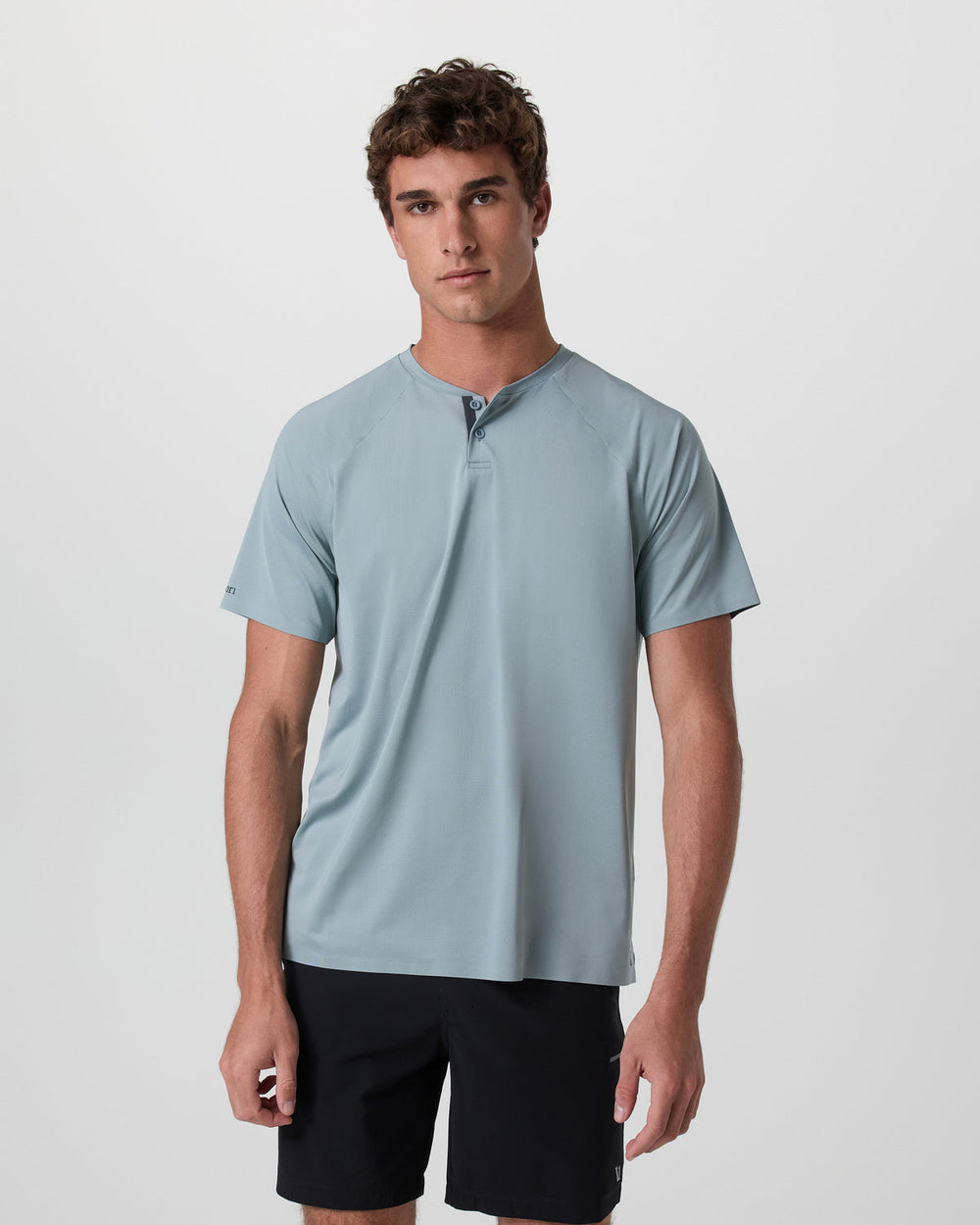Short Sleeve Viewpoint Henley Mist | Vuori shop