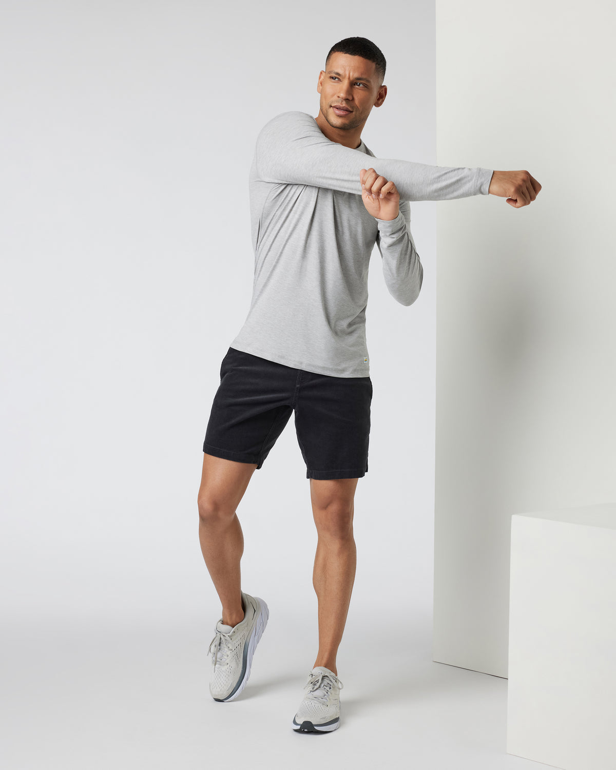 Long-Sleeve Ease Performance Henley Light Heather Grey | Vuori shop